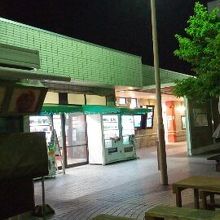 夜はお店は閉まってます