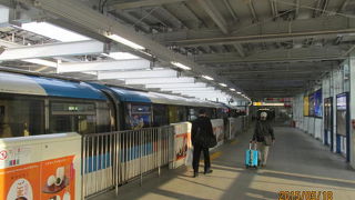 拡張出来ない成田空港分を羽田空港で国際線をカバーしています。