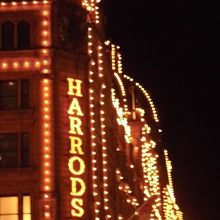 ロゴがバッチシ。夜のハロッズ。