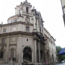 クアットロ・フォンターネの１つ「テヴェレ川」