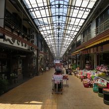 入口から出口が近くに見える小規模な商店街ですが、渋いです