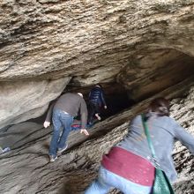 洞窟の中、狭くて滑る