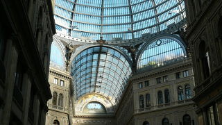 　ガラスのアーケード街　お店が多いです。