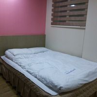 ダブルルームのベッド