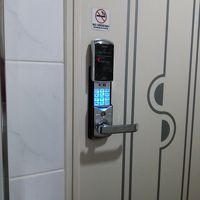 部屋のドアはラマでよく見る暗証番号タイプ、全部じゃないらしい