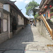 麗江古城の新華街は玉河広場から四方街を南北に結ぶ、水路を挟んで東大街と並行してます。
