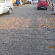 麗江古城内の石畳みの路。