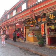 お土産屋さんが並んでいます。