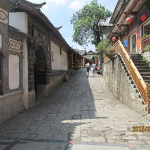 新華街は細い道。