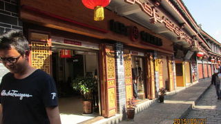 四方街から北へ、北門の玉河広場までを東大街と呼んでいます。お土産屋さんが並んでいます。