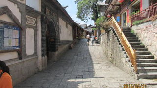 麗江古城の新華街は玉河広場から四方街を南北に結ぶ、水路を挟んで東大街と並行してます。