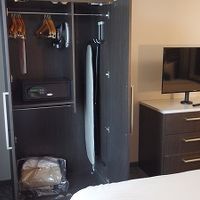 ベッドルームのクローゼット＆テレビ（チェスト付）