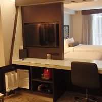 リビングとベッドルームの仕切りはテレビと作業台と冷蔵庫