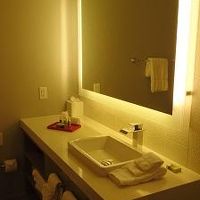 非常にきれいなバスルーム（シンクの水量は要注意！）