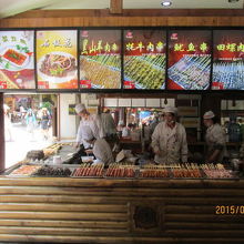 壁面に売店が並び.