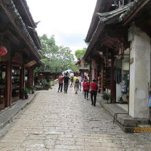 四方街から北東に進んで行きます。