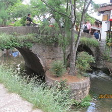 北の黒龍潭から流れ出た水を古城内に引き入れています
