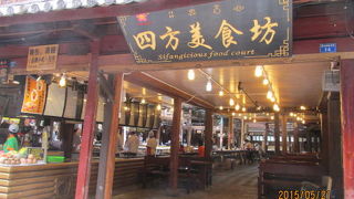 麗江古城の中はフードコート（美食城）が一杯あります。