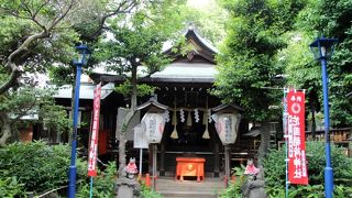 稲荷坂に赤い鳥居が並ぶ神社