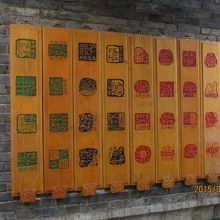 入口の官門口の壁に描かれた東巴文字。