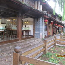 同じ造りの建物が並ぶ。