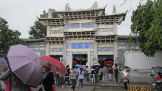 麗江木府は明朝の洪武十五年 （1382年） に創建、 清末兵火で無くなり、1996年麗江大地震後、3年間かけて重建したもの