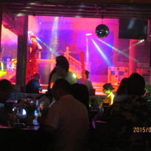 この通りはライブハウスで埋まっています。