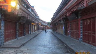 観光化された東大街で麗江古城に唯一静けさが戻るのが早朝です。