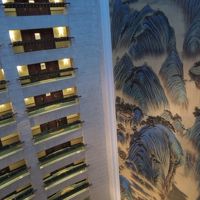 吹き抜け空間には大きな絵が掛けられています。