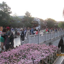 早朝・玉河広場、水路の橋に集まる観光客。