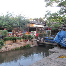 早朝・五一街、悠久の水の流れ。