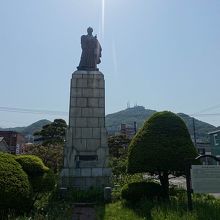 高田屋嘉兵衛像と函館山。