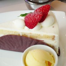 イチゴショート　ケーキには柚子ジェラートがつく