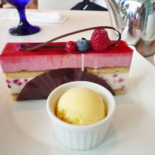 ケーキには柚子ジェラートがつく