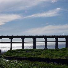 日本海をバックにした惣郷川橋梁です。