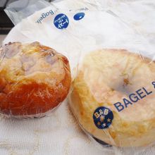 右：バナナウォールナッツマフィン　右：ヴォルケーノベーグル