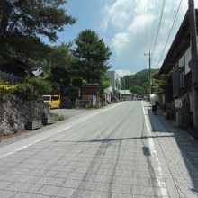 榛名神社バス停を下車すると、いきなり急坂が現れました。