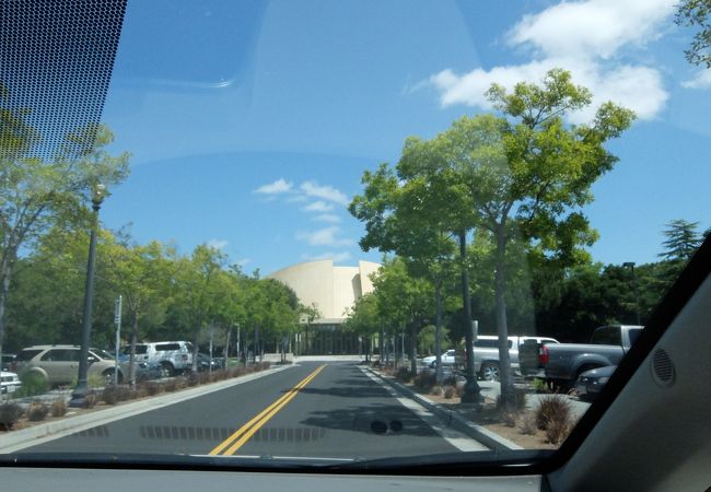 新設されたスタンフォード大学内の音楽ホール