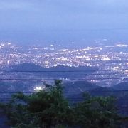 熊本市内と島原湾を一望出来る標高665mの金峰山 山頂の景色と夜景