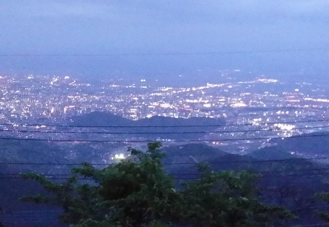 熊本市内と島原湾を一望出来る標高665mの金峰山 山頂の景色と夜景