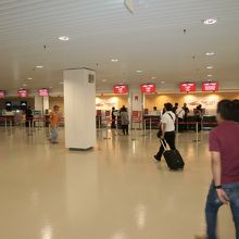 マカオ外港フェリーターミナルにある香港国際空港行きカウンター