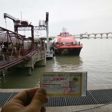 船と乗船搭乗券です。