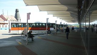 機能的なバスターミナル