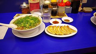 濃いスープと細麺の絶妙のコラボが美味しいラーメン店です