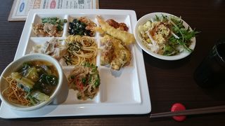 あつあつ天ぷらなどが美味しいです。