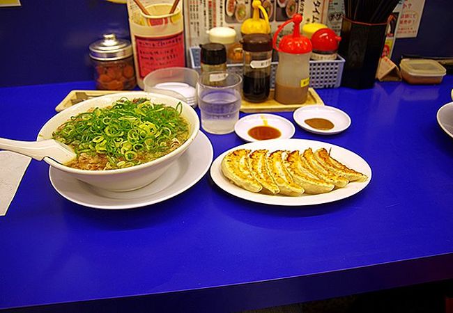 濃いスープと細麺の絶妙のコラボが美味しいラーメン店です