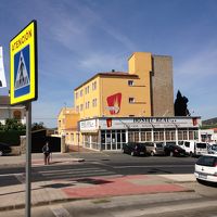 坂の上にあるきれいなオスタルです。