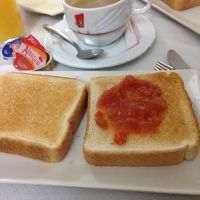 朝食はシンプル。でも生ハムとチーズはあります。