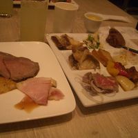 あぐー豚のロースト、ローストビーフを好きなだけ目の前でスライ