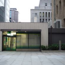 東側玄関横のATMコーナーの裏側にある